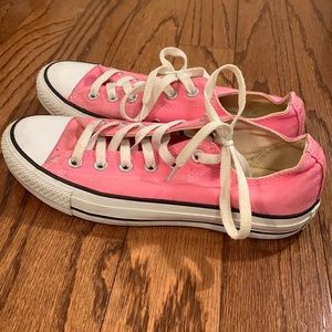 Hot pink converse low top. Good condition size 8 womens